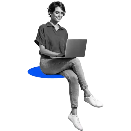 Femme sur son ordinateur portable