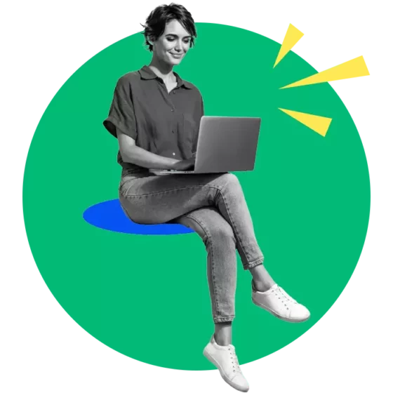 Design d'une femme sur son ordinateur portable