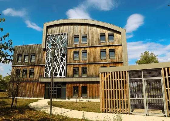 Façade de L'AGREEN LAB'O Village by CA