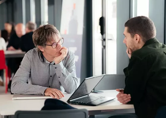 Photo représentant une session d'accompagnement entre deux professionnels à L'AGREEN LAB'O Village by CA